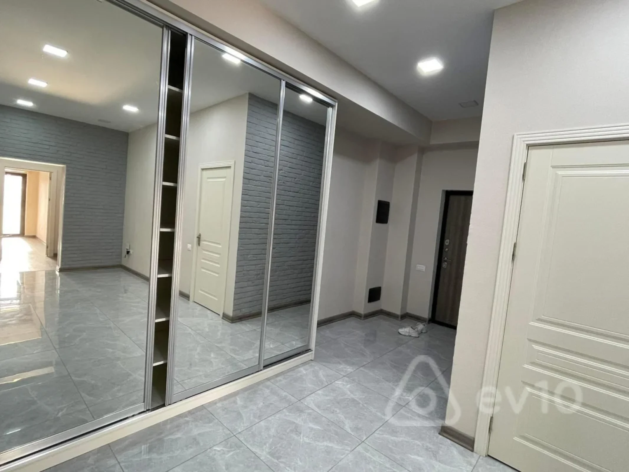 Kirayə verilir 3 otaqlı yeni tikili 140 m²