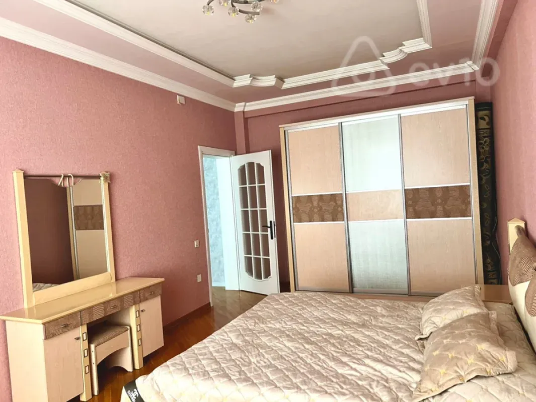 Kirayə verilir 3 otaqlı yeni tikili 170 m²