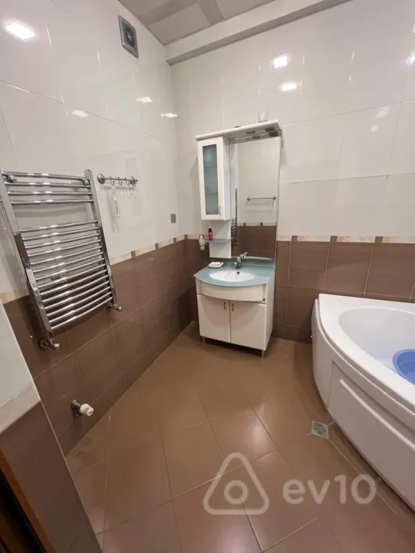 Kirayə verilir 3 otaqlı yeni tikili 150 m²