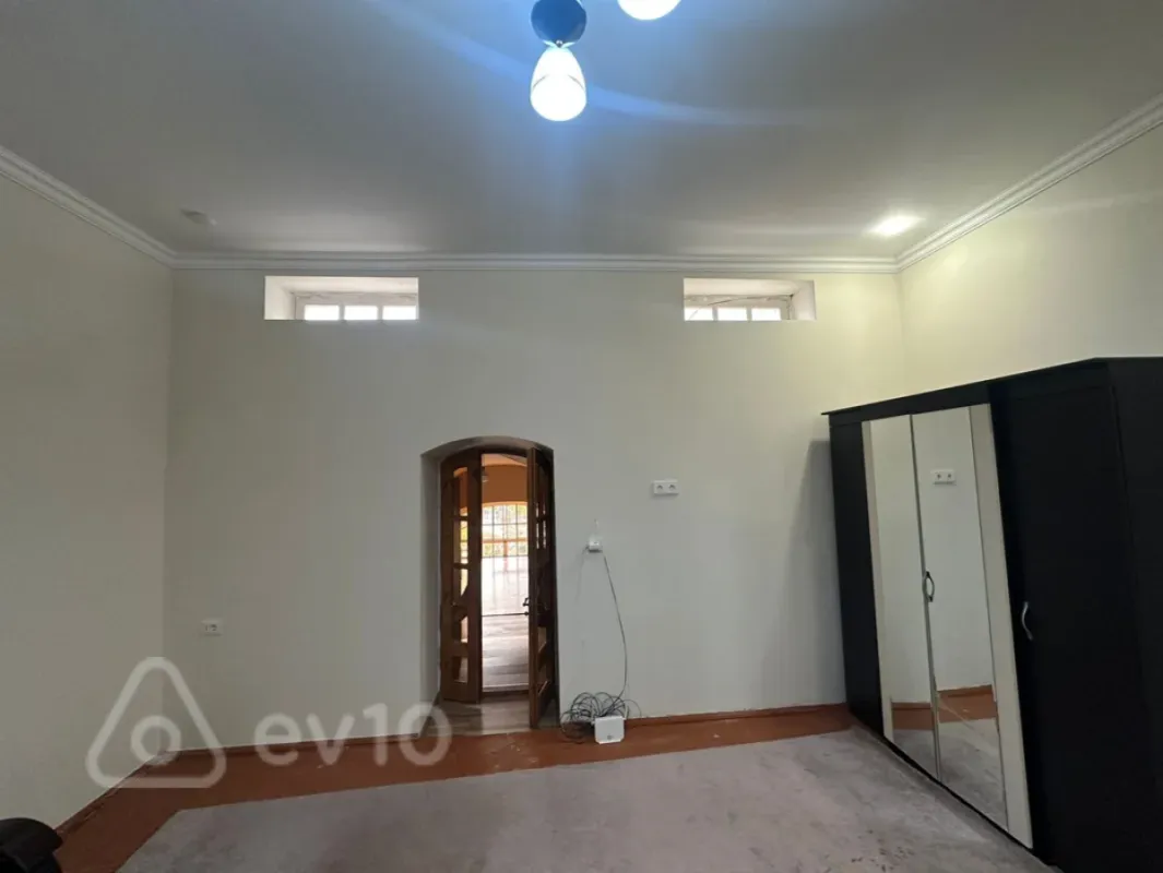 Kirayə verilir 2 otaqlı köhnə tikili 60 m²
