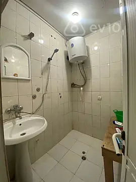 Kirayə verilir 2 otaqlı köhnə tikili 50 m²