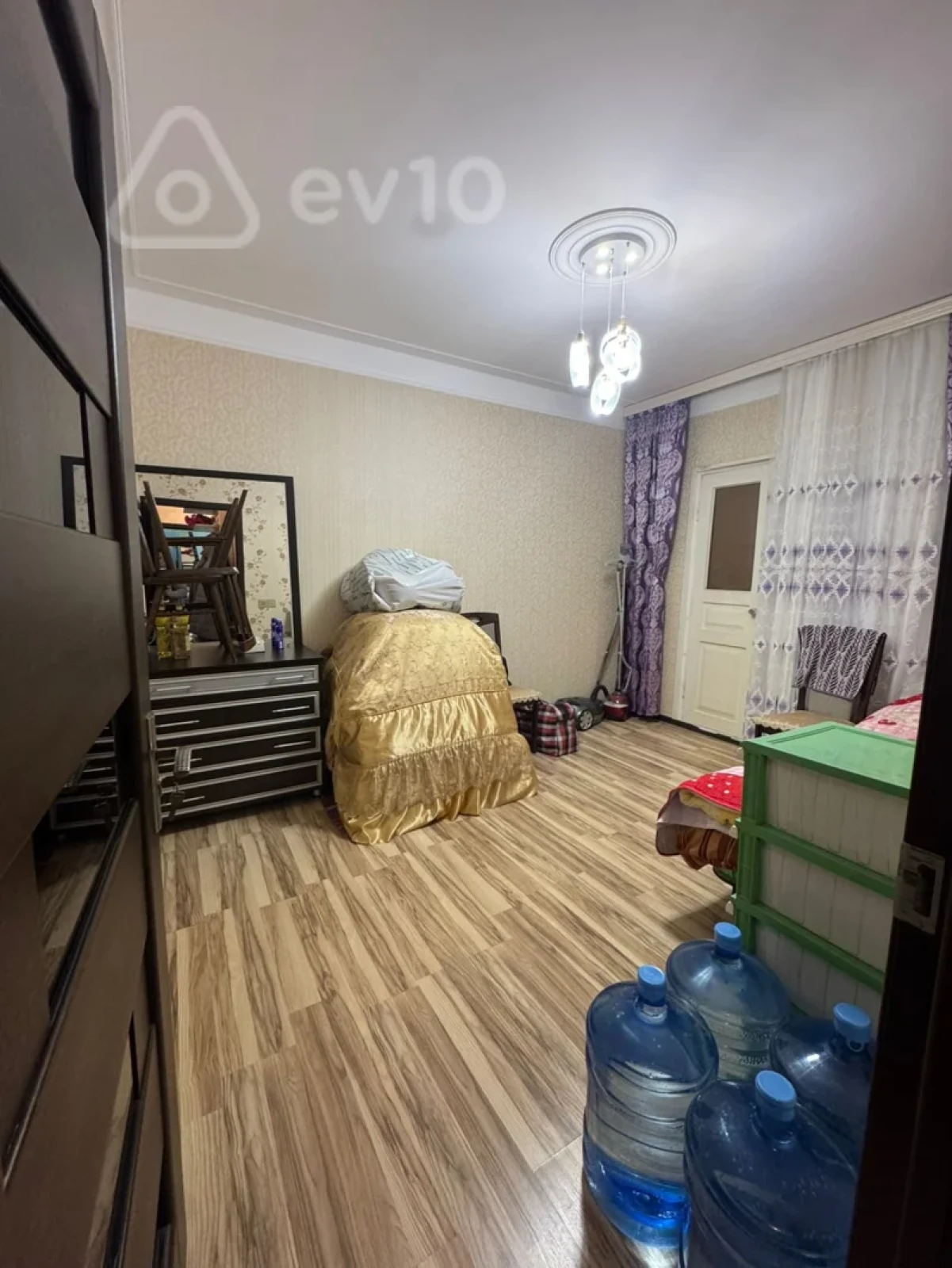 Satılır 4 otaqlı köhnə tikili 120 m²