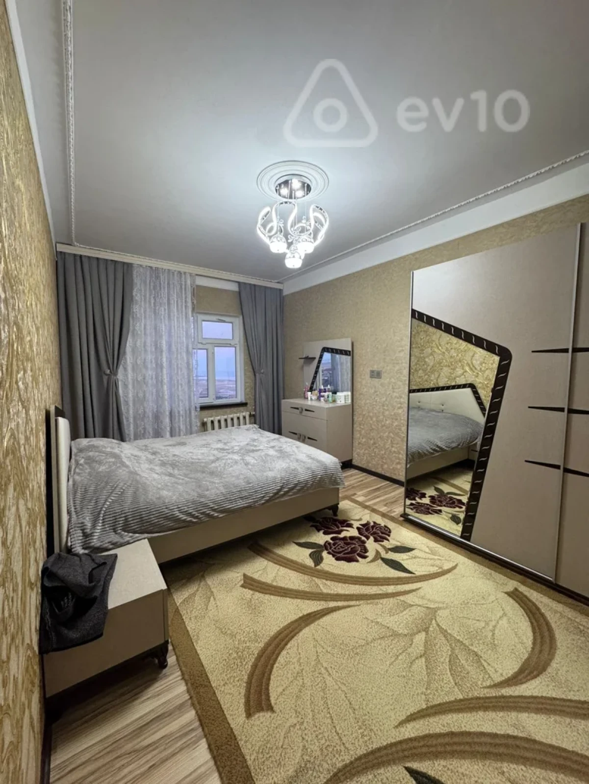 Satılır 4 otaqlı köhnə tikili 120 m²