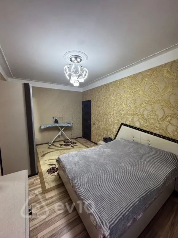 Satılır 4 otaqlı köhnə tikili 120 m²