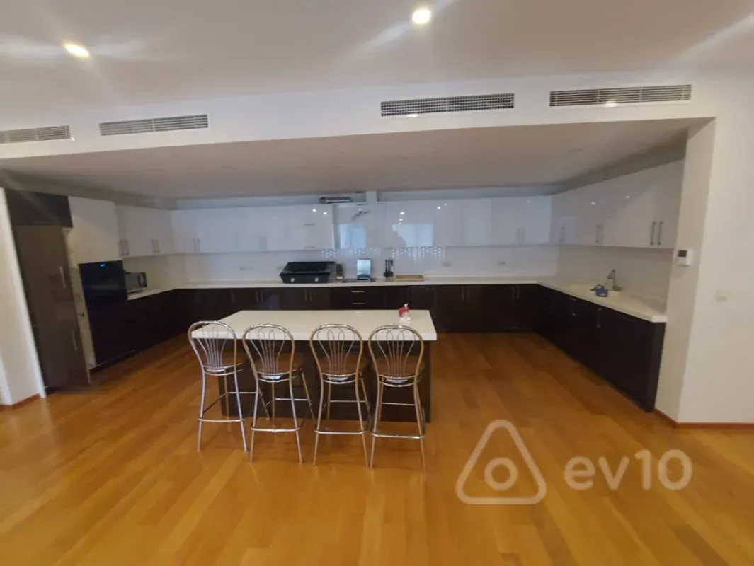 Kirayə verilir 4 otaqlı yeni tikili 220 m²