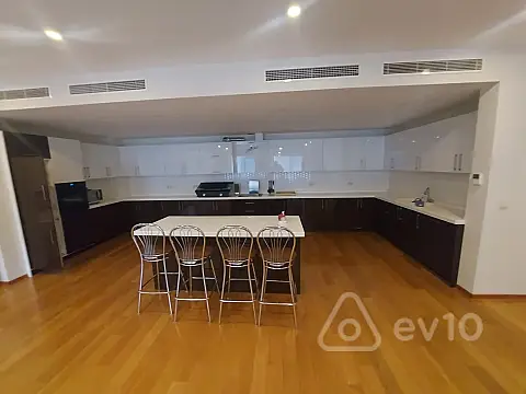 Kirayə verilir 4 otaqlı yeni tikili 220 m²