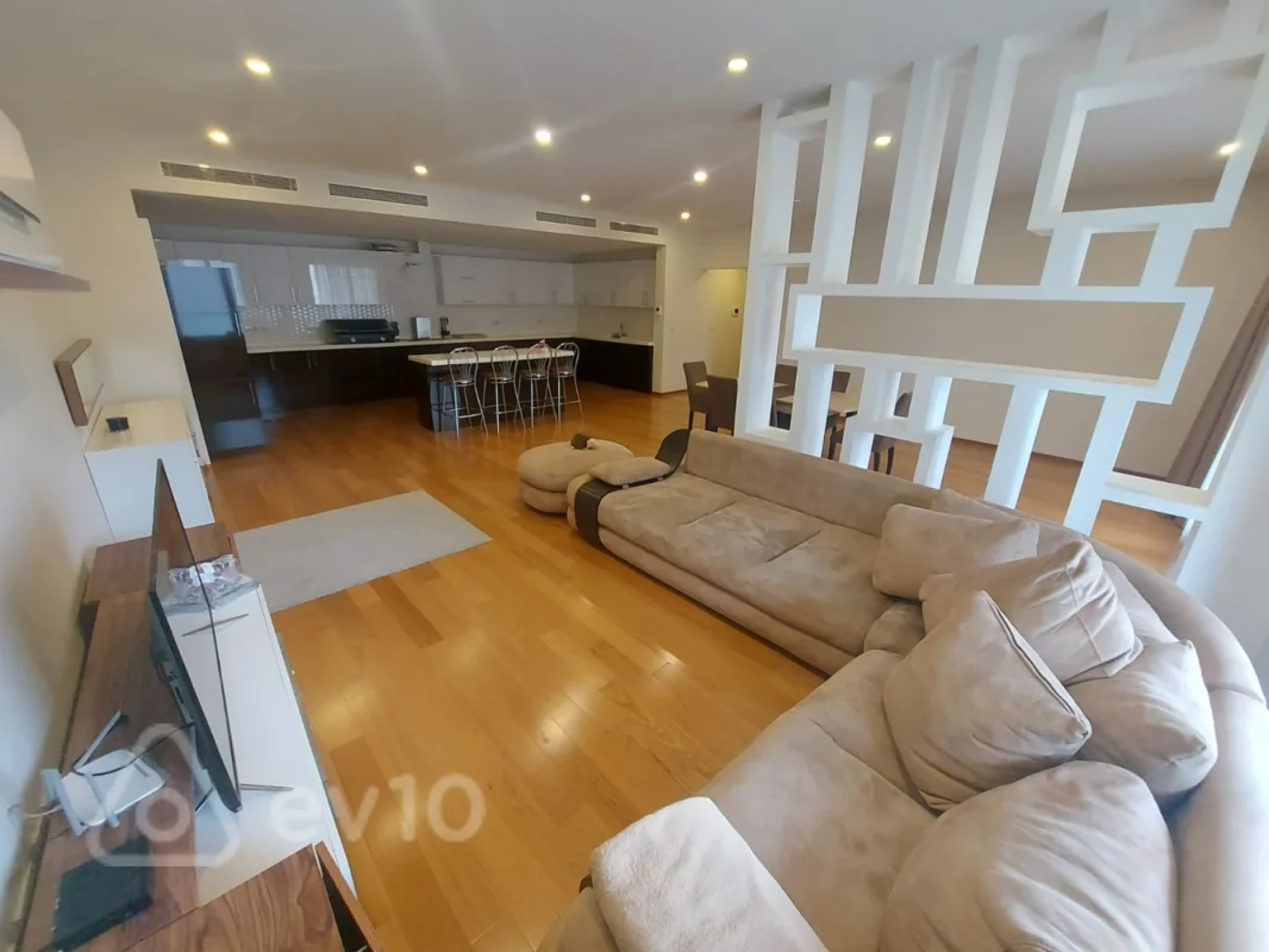 Kirayə verilir 4 otaqlı yeni tikili 220 m²