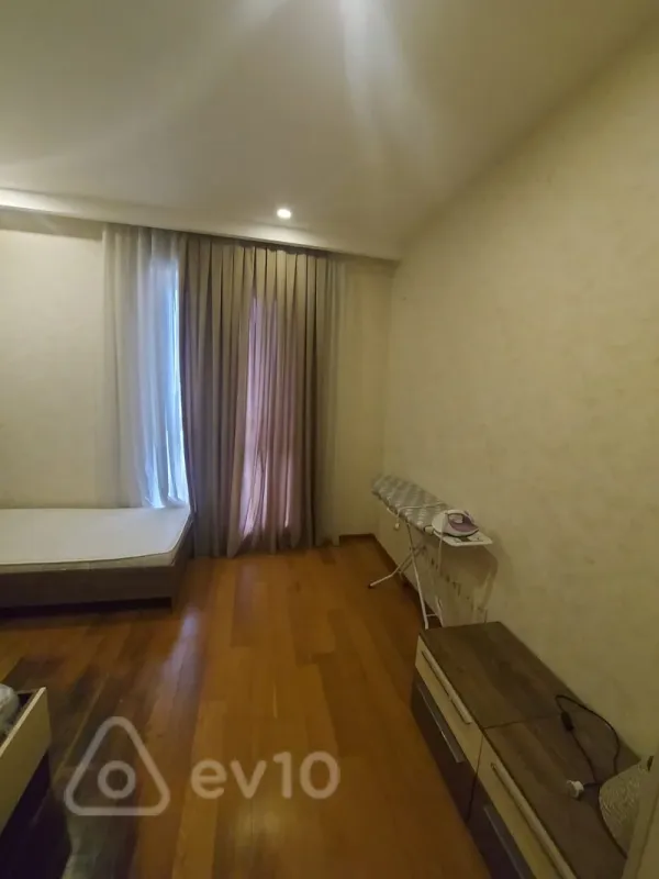 Kirayə verilir 4 otaqlı yeni tikili 220 m²