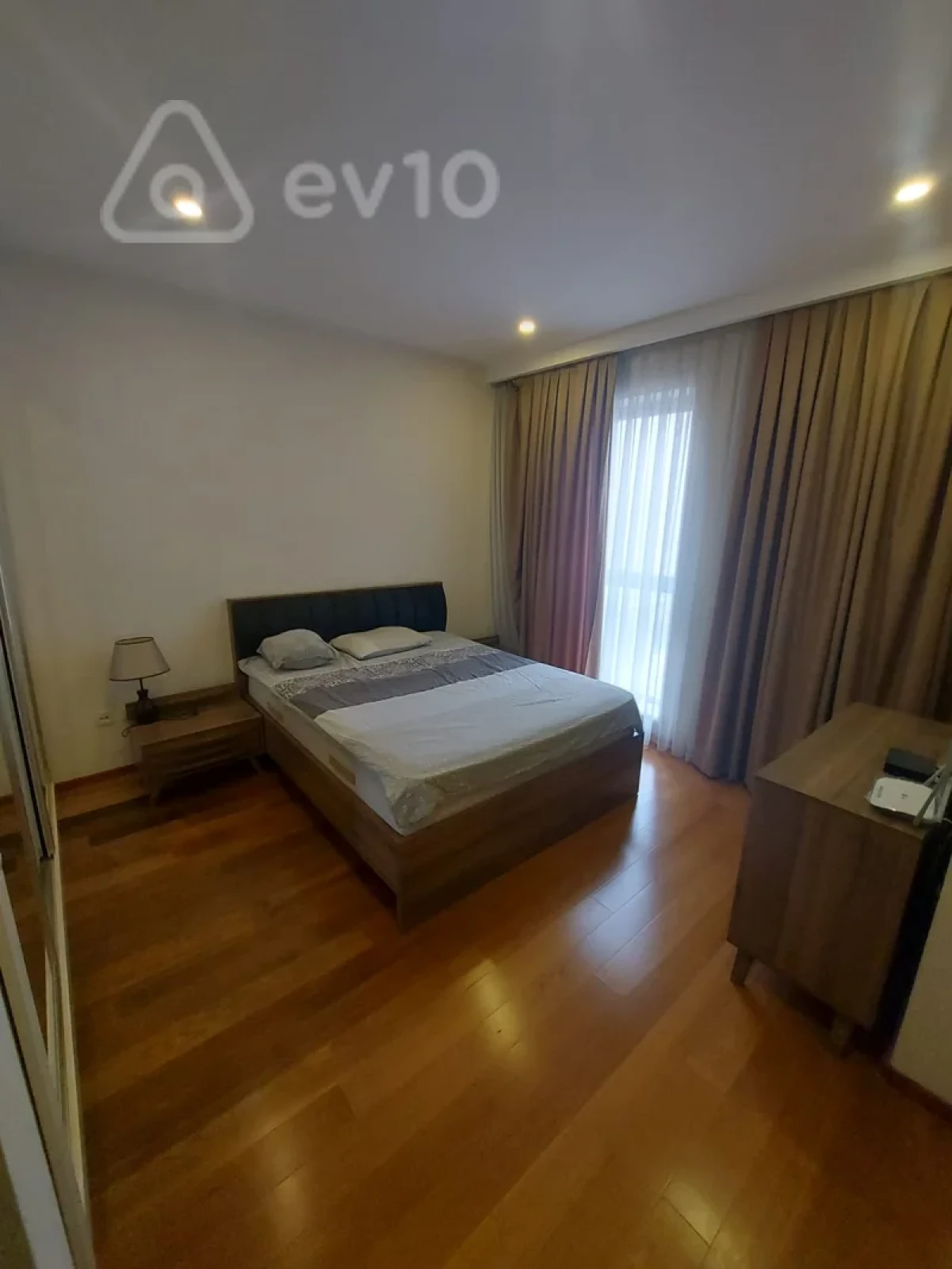 Kirayə verilir 4 otaqlı yeni tikili 220 m²