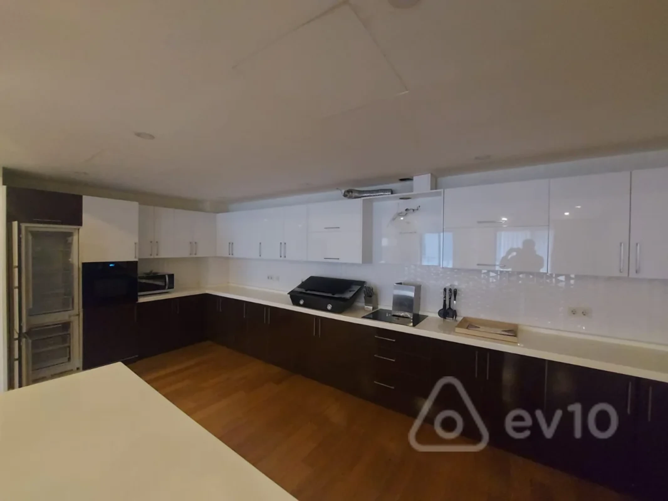 Kirayə verilir 4 otaqlı yeni tikili 220 m²
