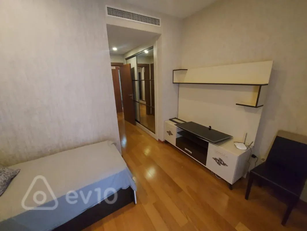 Kirayə verilir 4 otaqlı yeni tikili 220 m²