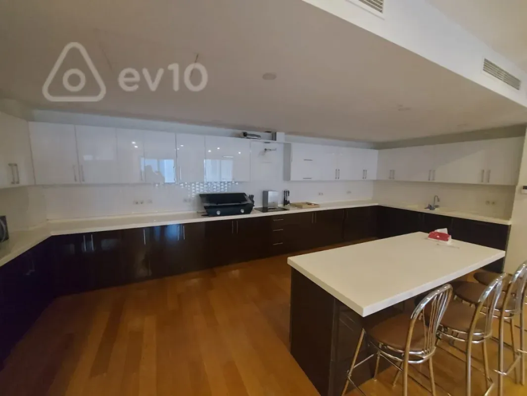 Kirayə verilir 4 otaqlı yeni tikili 220 m²