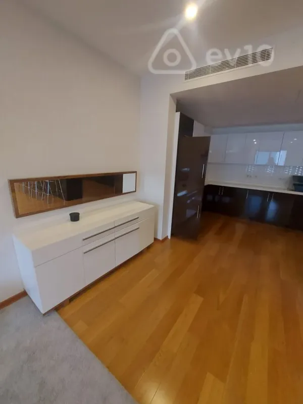 Kirayə verilir 4 otaqlı yeni tikili 220 m²