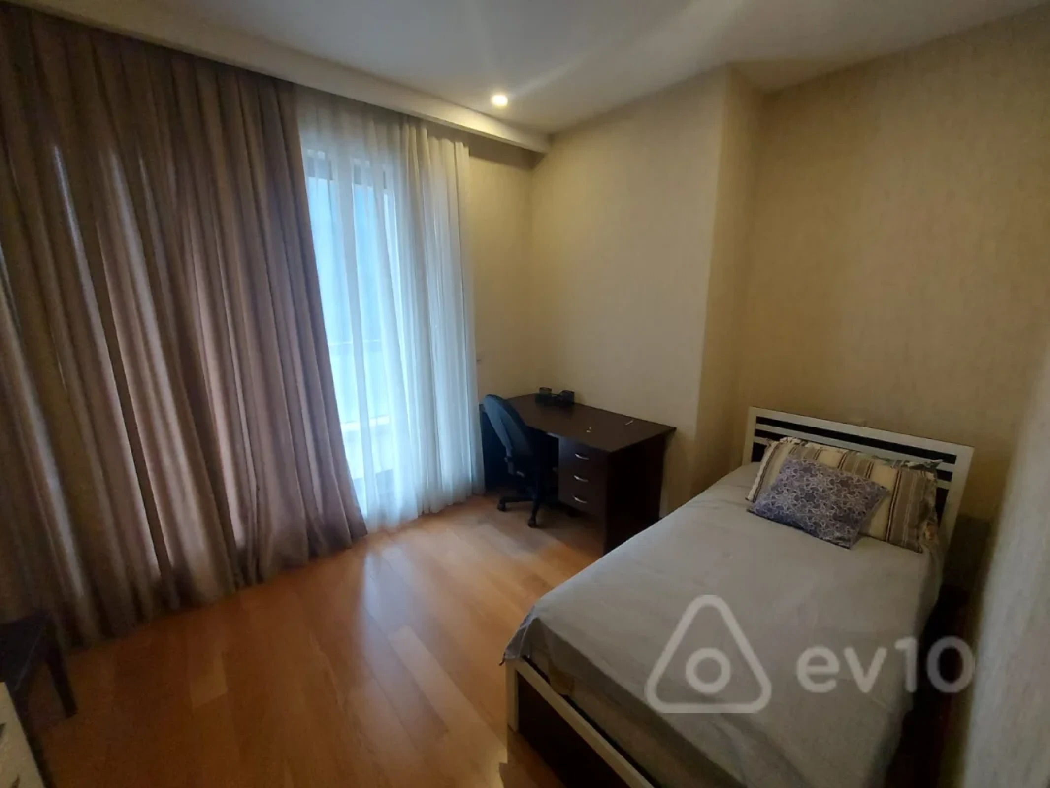 Kirayə verilir 4 otaqlı yeni tikili 220 m²