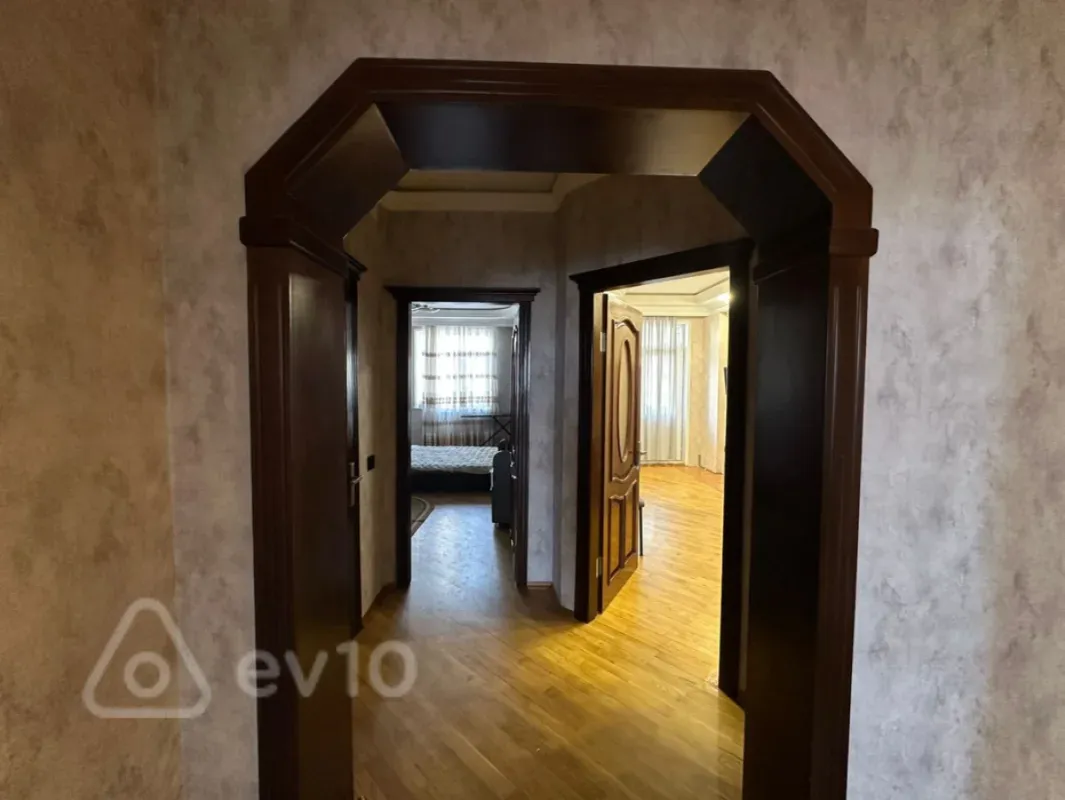 Kirayə verilir 3 otaqlı yeni tikili 135 m²