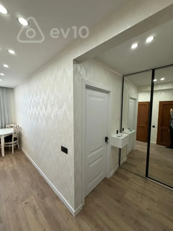 Satılır 2 otaqlı köhnə tikili 65 m²