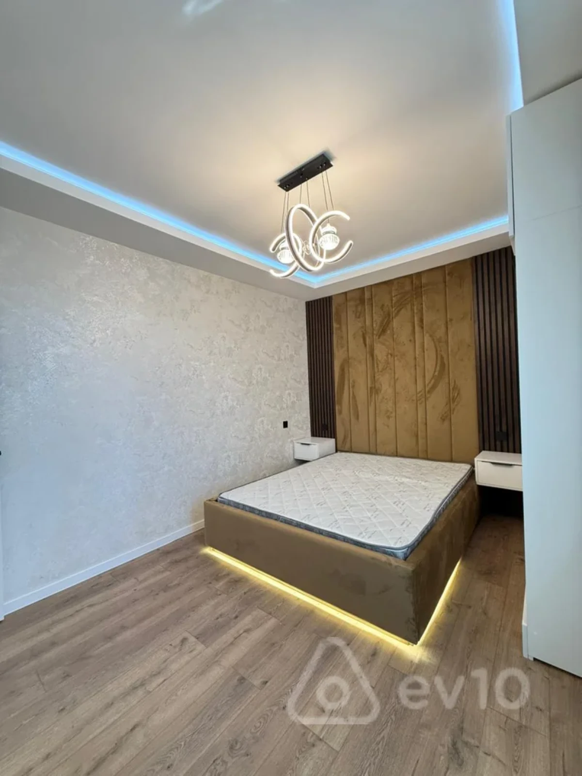 Satılır 2 otaqlı köhnə tikili 65 m²