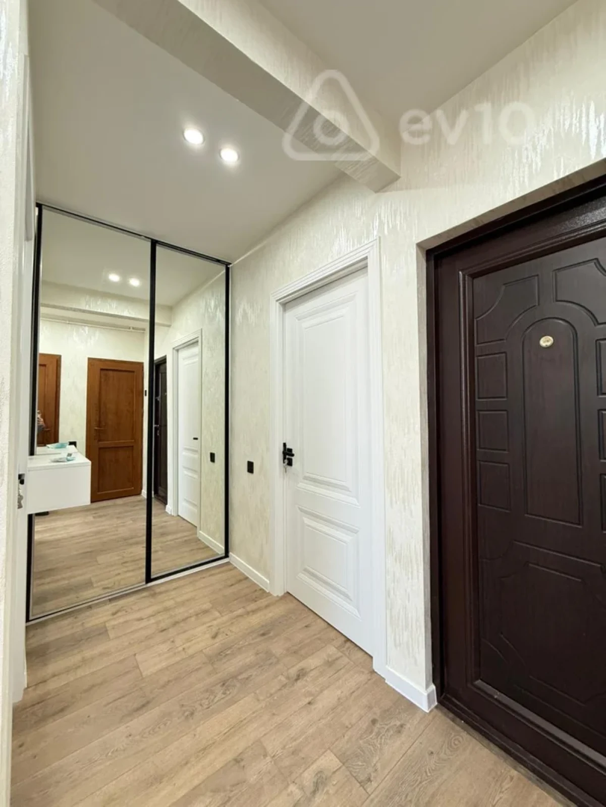 Satılır 2 otaqlı köhnə tikili 65 m²