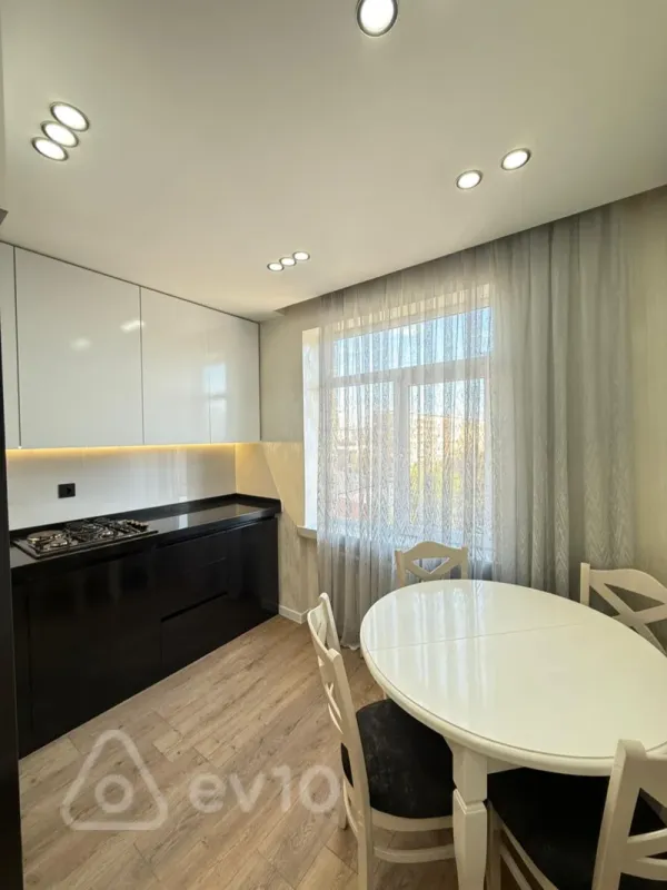 Satılır 2 otaqlı köhnə tikili 65 m²