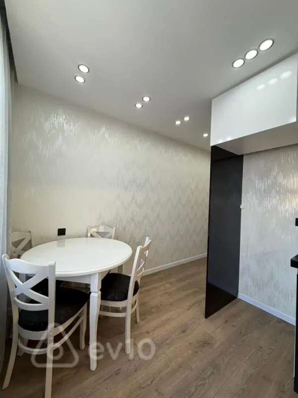 Satılır 2 otaqlı köhnə tikili 65 m²