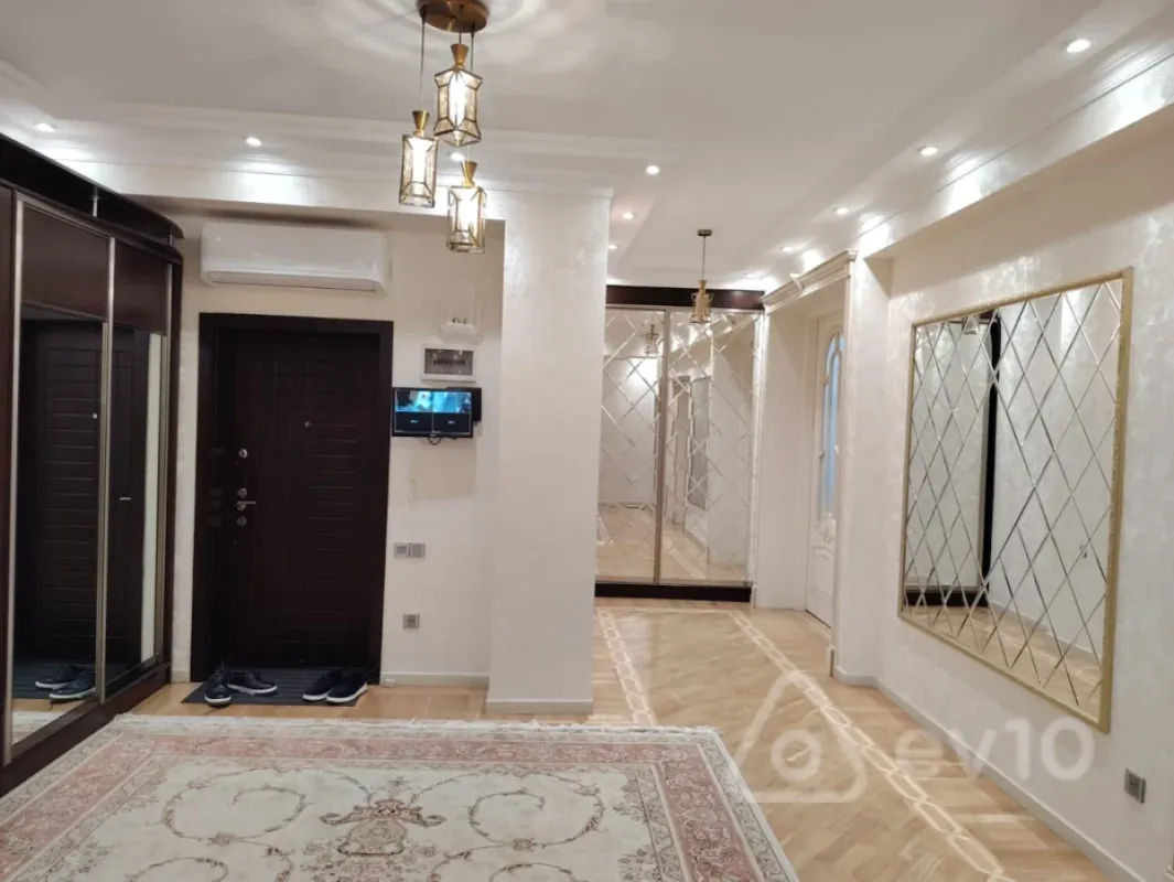 Satılır 4 otaqlı yeni tikili 190 m²