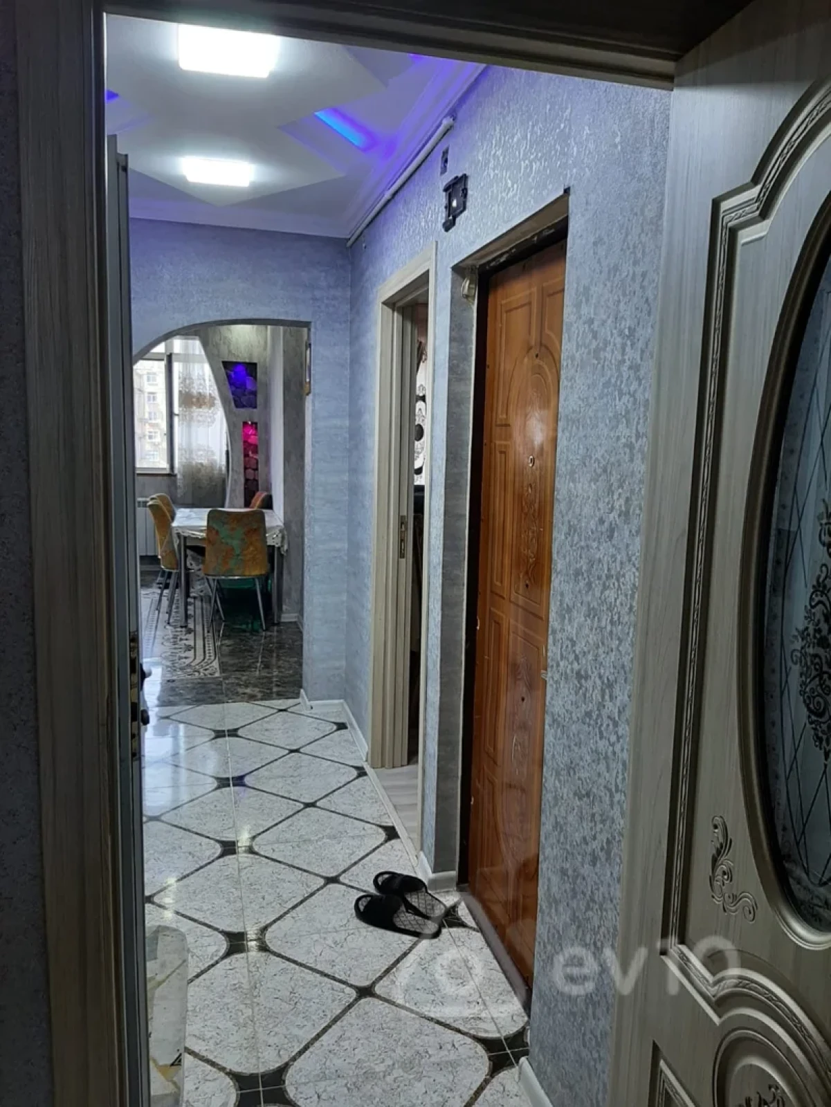 Satılır 2 otaqlı köhnə tikili 55 m²