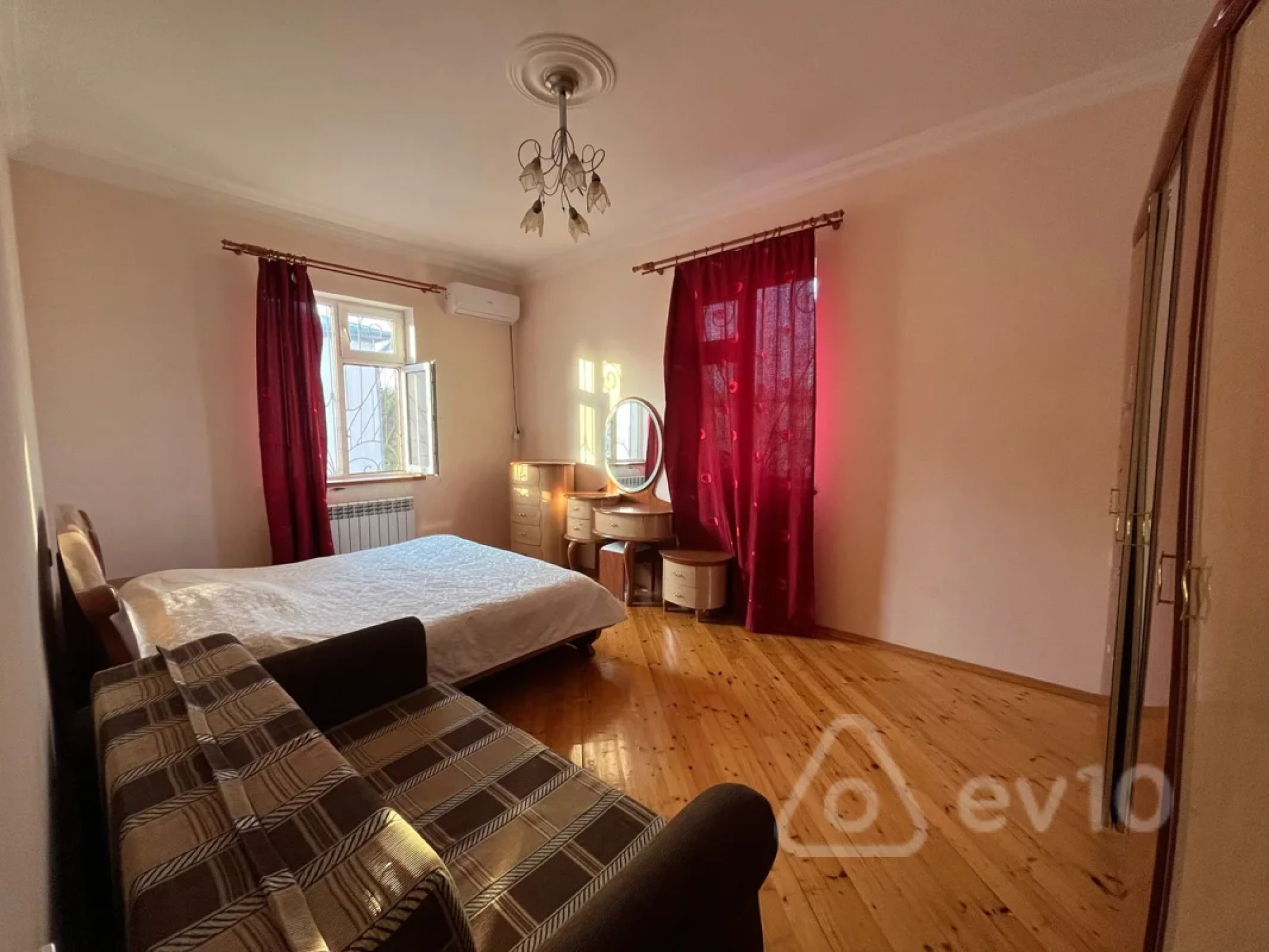 Satılır 7 otaqlı həyət evi 333 m²