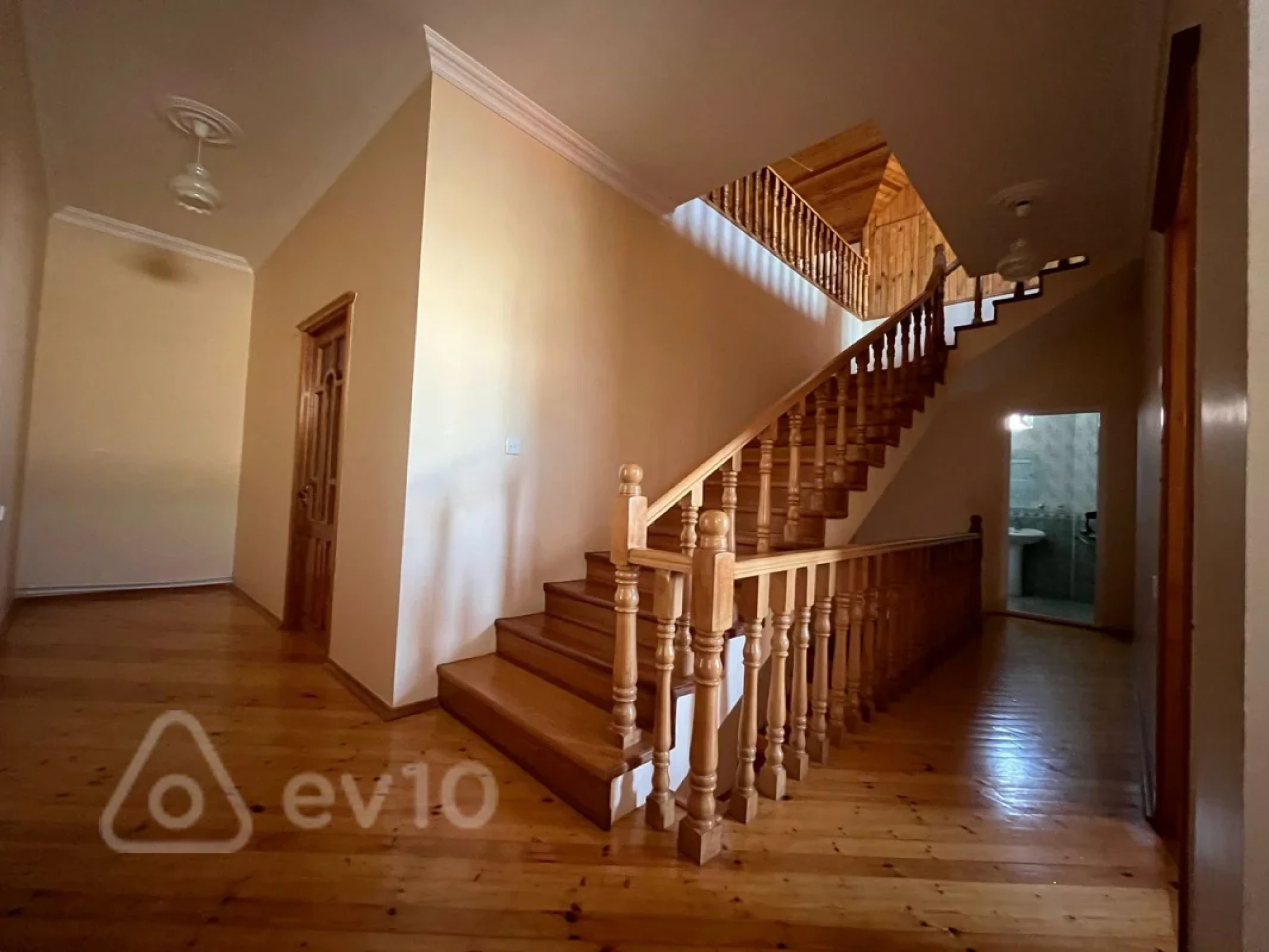 Satılır 7 otaqlı həyət evi 333 m²