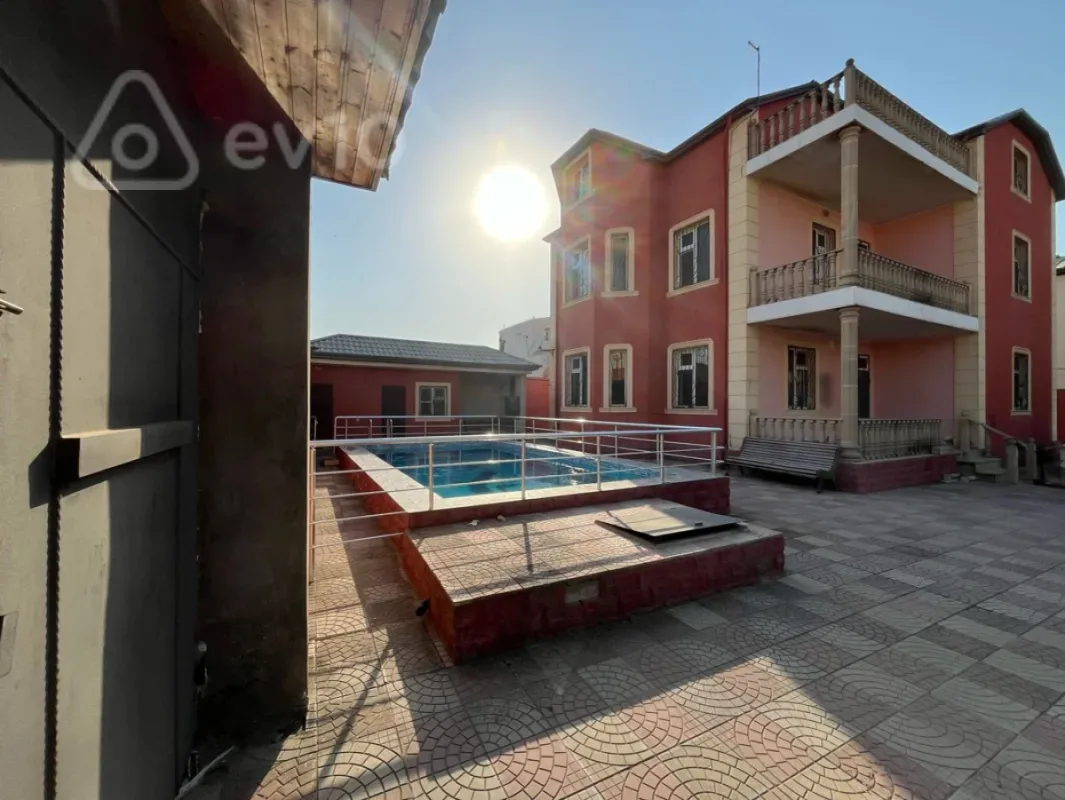 Satılır 7 otaqlı həyət evi 333 m²