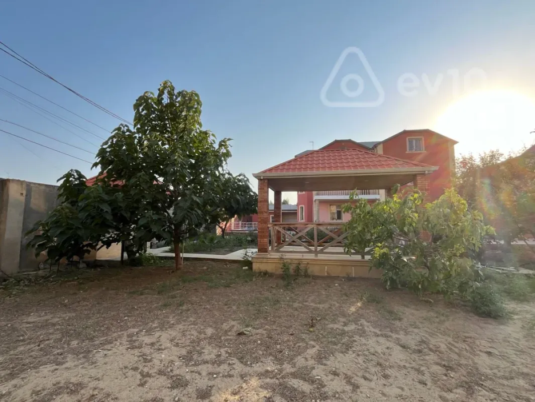 Satılır 7 otaqlı həyət evi 333 m²