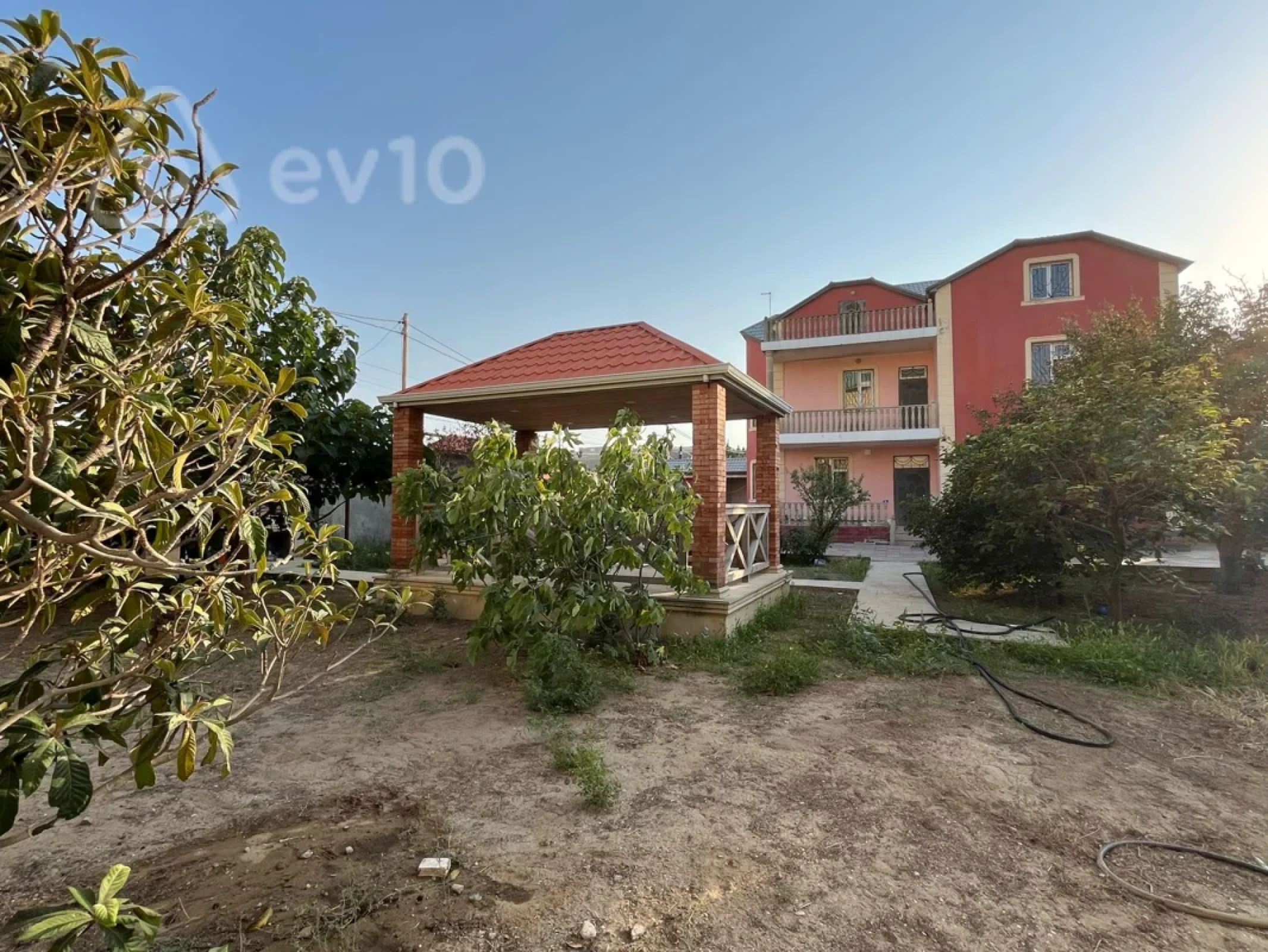 Satılır 7 otaqlı həyət evi 333 m²