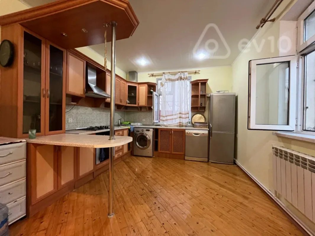 Satılır 7 otaqlı həyət evi 333 m²