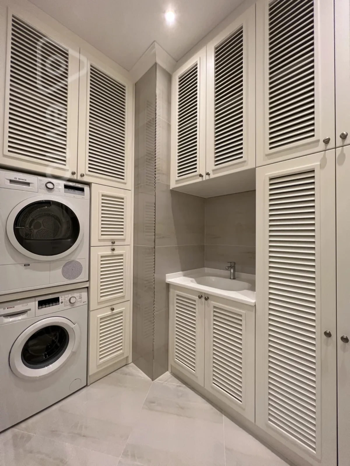 Kirayə verilir 4 otaqlı yeni tikili 210 m²