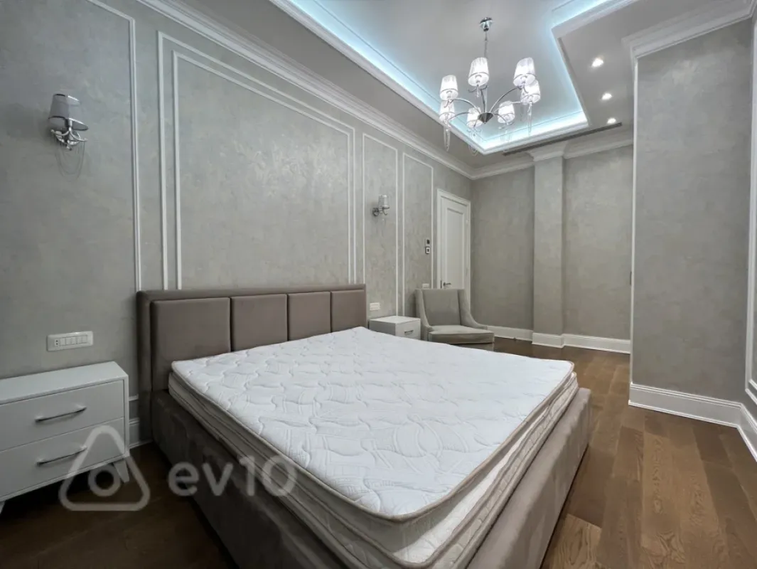 Kirayə verilir 4 otaqlı yeni tikili 210 m²