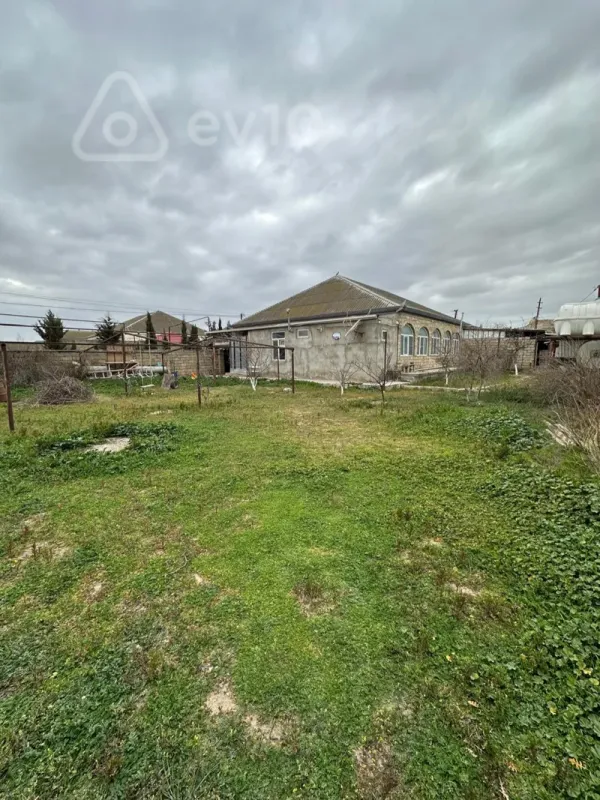 Satılır 7 otaqlı həyət evi 240 m²