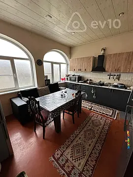 Satılır 7 otaqlı həyət evi 240 m²