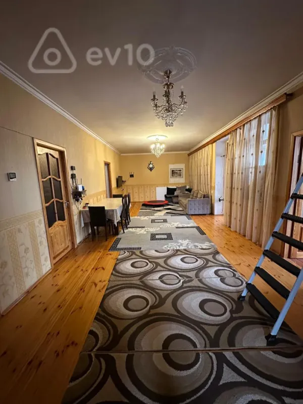 Satılır 7 otaqlı həyət evi 240 m²