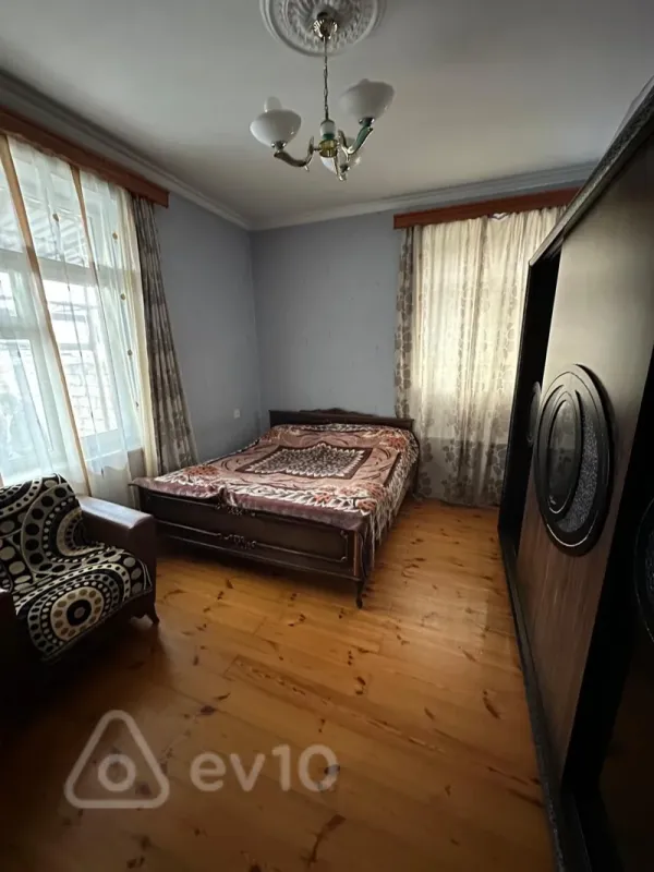 Satılır 7 otaqlı həyət evi 240 m²