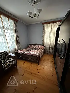 Satılır 7 otaqlı həyət evi 240 m²