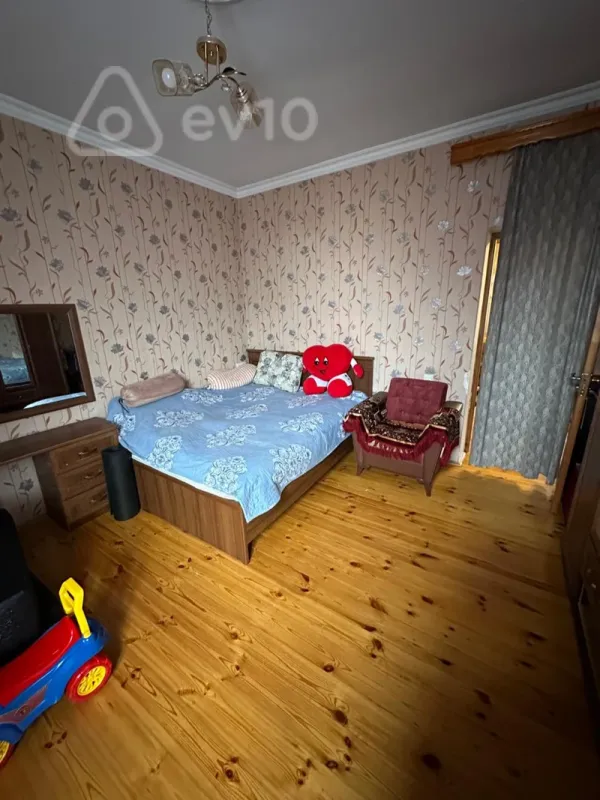 Satılır 7 otaqlı həyət evi 240 m²
