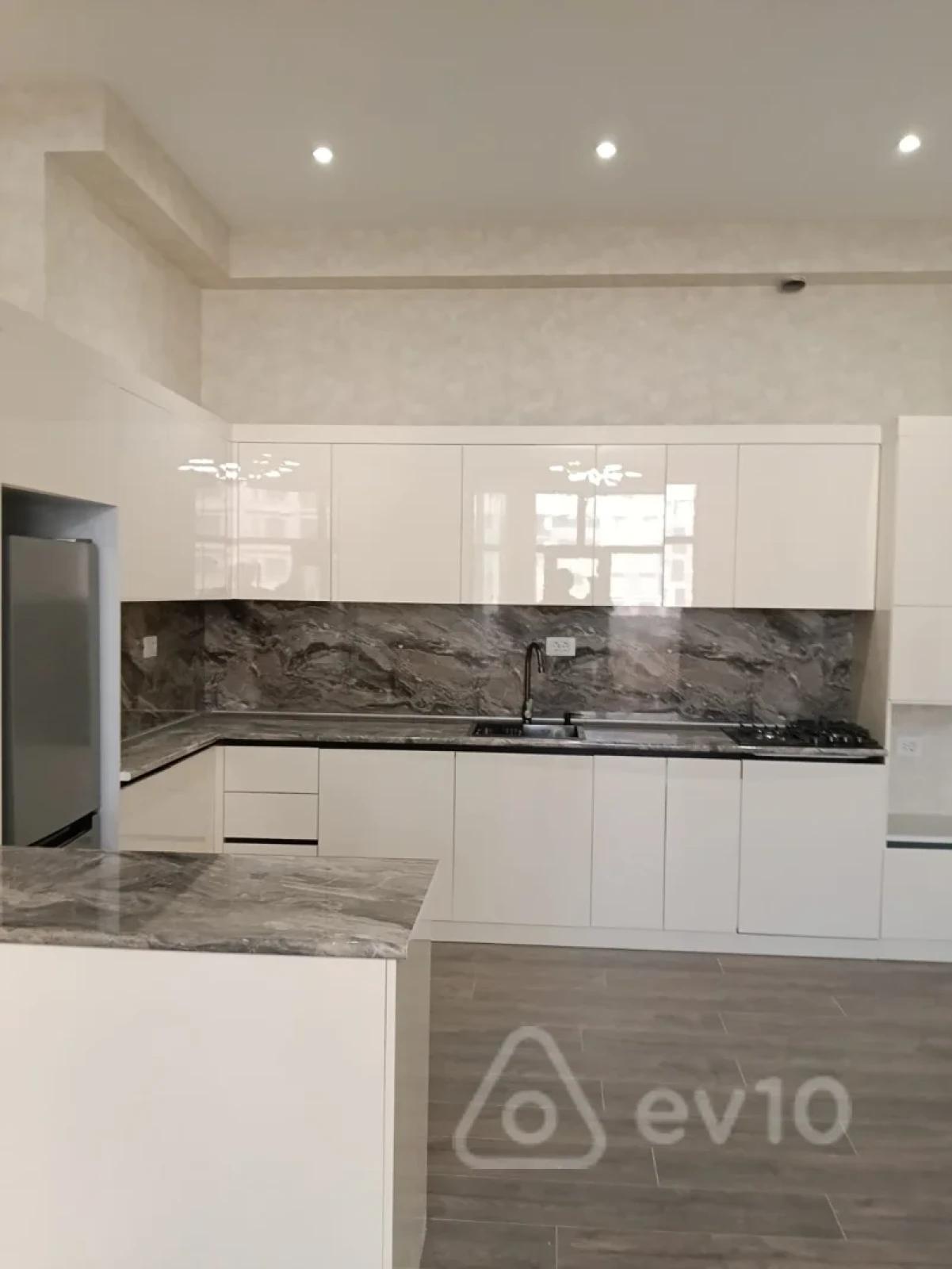 Satılır 2 otaqlı yeni tikili 82 m²