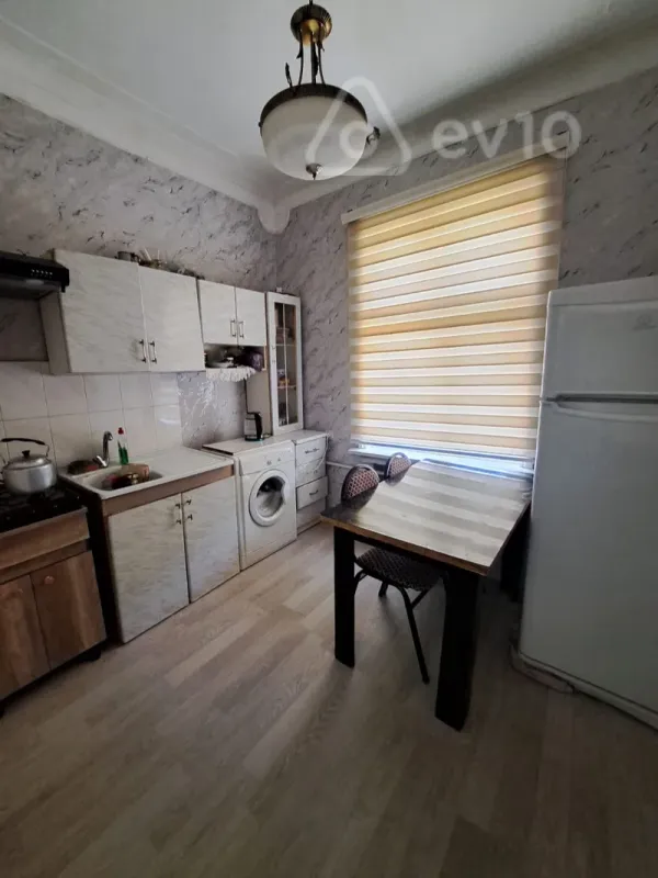 Satılır 2 otaqlı köhnə tikili 65 m²