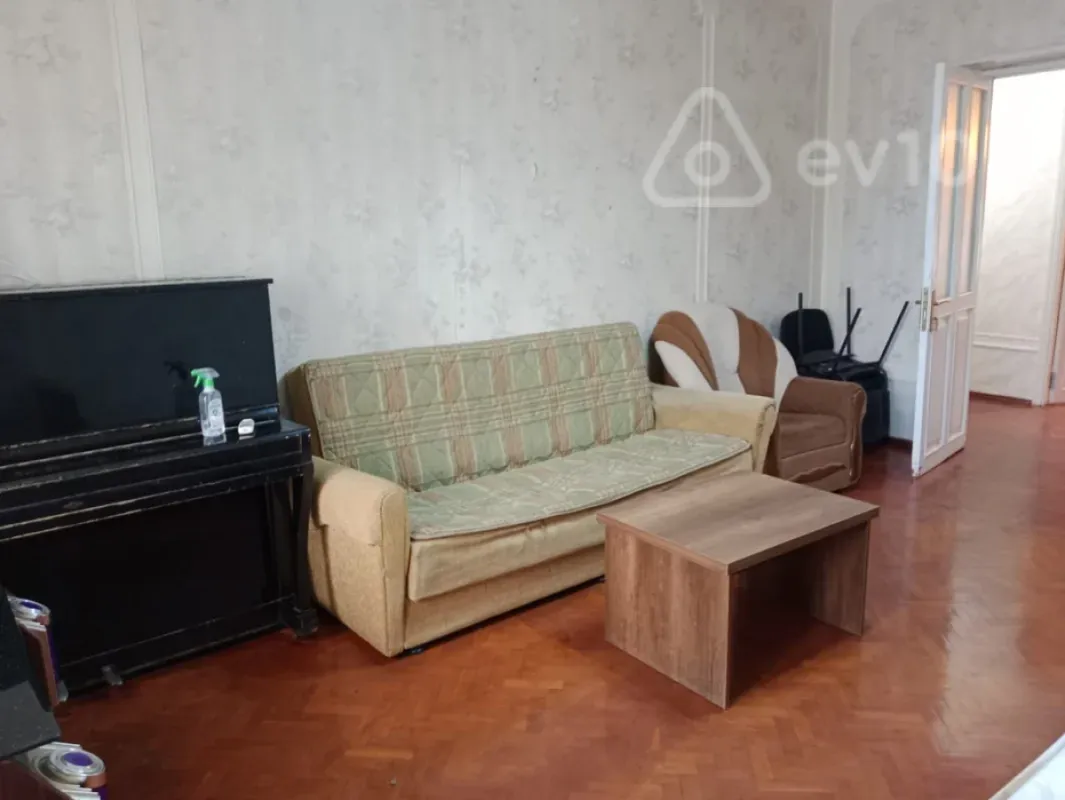 Satılır 2 otaqlı köhnə tikili 65 m²