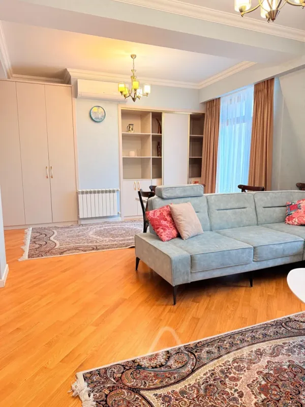 Kirayə verilir 5 otaqlı yeni tikili 210 m²