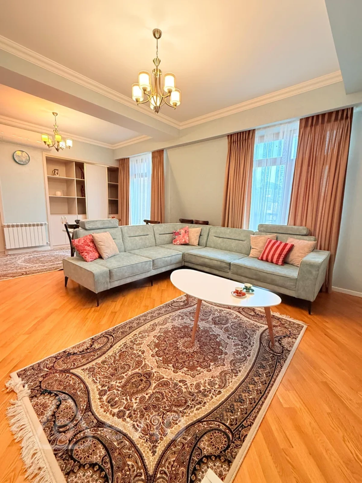 Kirayə verilir 5 otaqlı yeni tikili 210 m²