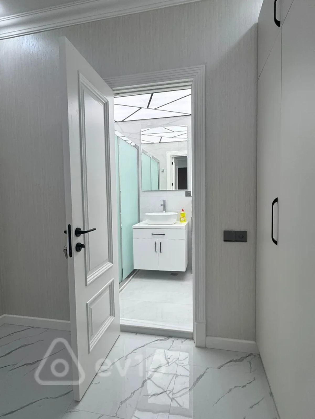 Kirayə verilir 3 otaqlı yeni tikili 1000 m²