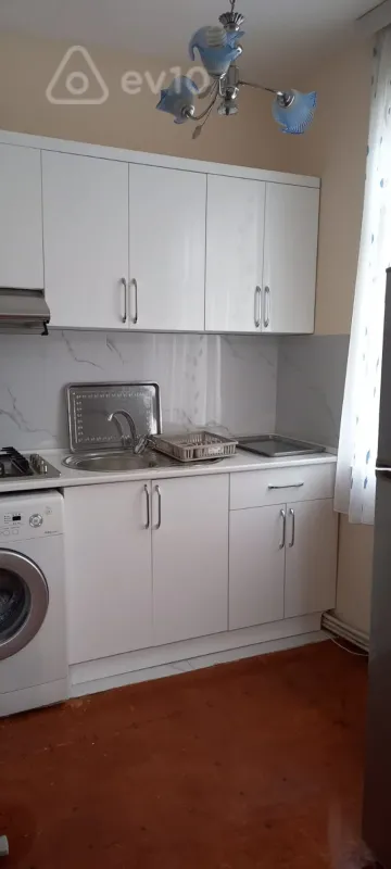 Kirayə verilir 2 otaqlı köhnə tikili 50 m²