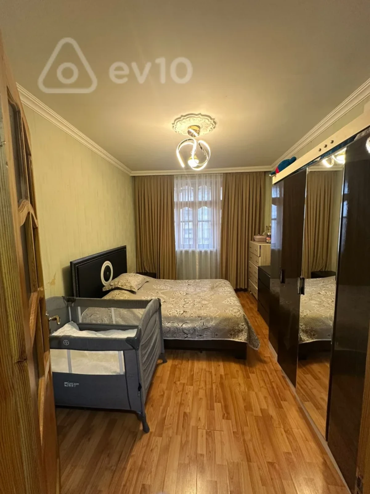 Satılır 4 otaqlı köhnə tikili 100 m²