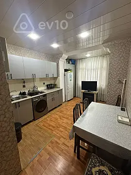 Satılır 4 otaqlı köhnə tikili 100 m²