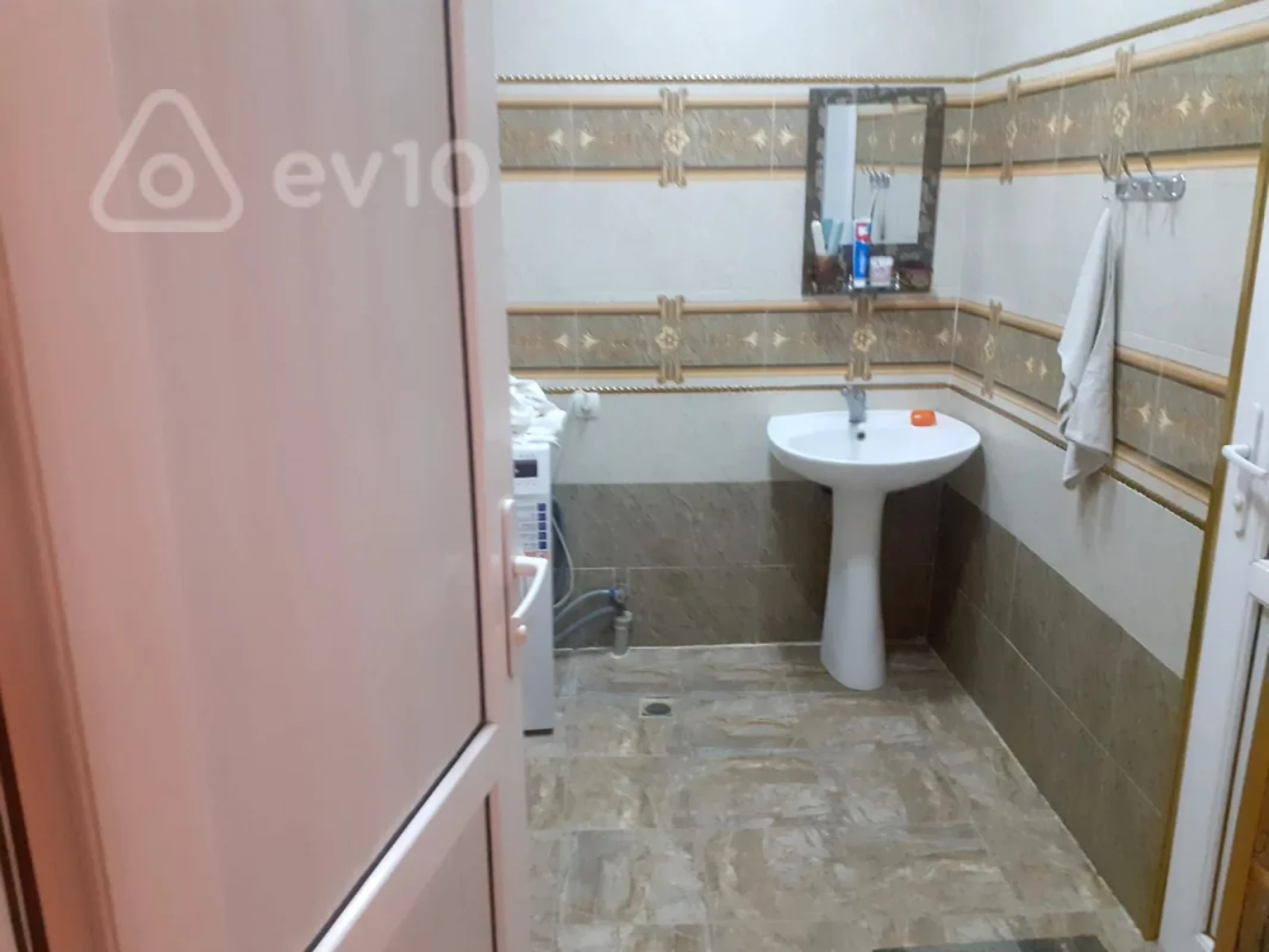 Satılır 4 otaqlı həyət evi 165 m²